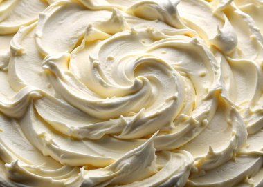 Krema ve krem şanti yakın.