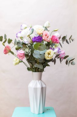 Masadaki renkli çiçekler. Doğal ışık.