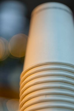 Tek kullanımlık kahve fincanları. Çöp. Sürdürülebilir dünya.