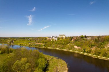 Drochiczyn 'deki Bug Nehri. Şehirdeki yamaç manzarası var. Orman, ağaçlar. Gün.