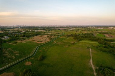 Pcice ve Pruszkow 'un çevresi, balık üreme göletleri, Pruszkow manzarası ve Varşova' nın merkezi..