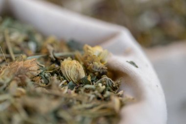 Kurutulmuş otlar ve baharatlar jüt torbalarında.