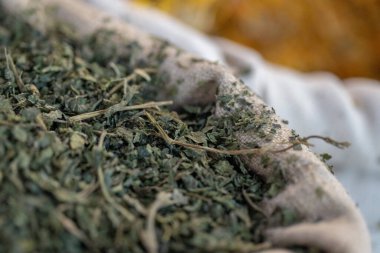 Kurutulmuş otlar ve baharatlar jüt torbalarında.