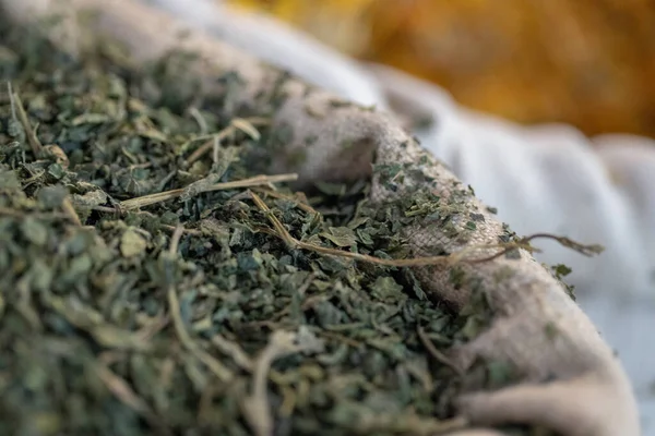 Kurutulmuş otlar ve baharatlar jüt torbalarında.