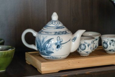 Çay tabakları, çaydanlık, bardak, sofra takımı..