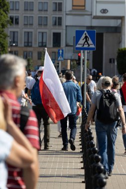 Varşova, Mazovia / Polonya - 4 Haziran 2023: Donald Tusk 'un iktidardaki siyasi parti Hukuk ve Adalete (PIS) karşı yürüttüğü 