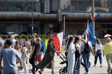 Varşova, Mazovia / Polonya - 4 Haziran 2023: Donald Tusk 'un iktidardaki siyasi parti Hukuk ve Adalete (PIS) karşı yürüttüğü 