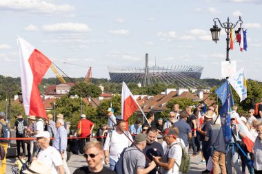 Varşova, Mazovia / Polonya - 4 Haziran 2023: Donald Tusk 'un iktidardaki siyasi parti Hukuk ve Adalete (PIS) karşı yürüttüğü 