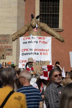 Varşova, Mazovia / Polonya - 4 Haziran 2023: Donald Tusk 'un iktidardaki siyasi parti Hukuk ve Adalete (PIS) karşı yürüttüğü 