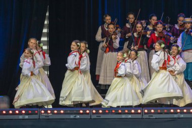 Karolin, Polonya - 18 Haziran 2023 - Folk Dance Group 'un Editör Fotoğrafı 