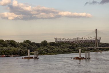 Varşova, Vistula Nehri, Ulusal Stadyum, Swietokrzyski Köprüsü, Nadwislany Bulvarı, yaya köprüsü.