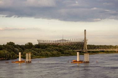 Varşova, Vistula Nehri, Ulusal Stadyum, Swietokrzyski Köprüsü, Nadwislany Bulvarı, yaya köprüsü.