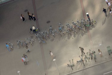 Şehir merkezinde sürdürülebilir ulaşım, bisikletler, scooterlar