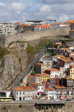 Portekiz 'deki Porto şehri, Douro nehri, tekneler, metal Luis Köprüsü.