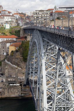 Portekiz 'deki Porto şehri, Douro nehri, tekneler, metal Luis Köprüsü.