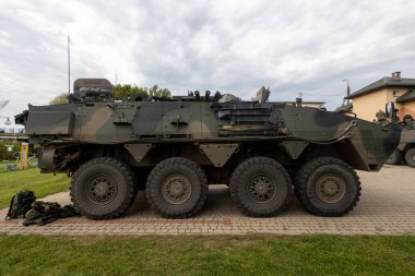 Polonya Ordusu 'nun doğu kesimindeki muharebe birliklerinin savaş araçları (Rosomak) Avrupa Birliği' nin doğu sınırı yakınlarındaki kasabalarda devriye geziyor.