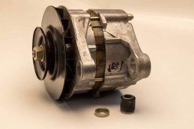 Alternatör, jeneratör, aracın sürücü ünitesinin bir parçası, aluminu.