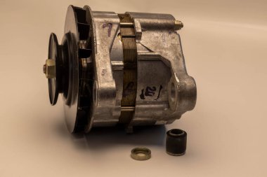 Alternatör, jeneratör, aracın sürücü ünitesinin bir parçası, aluminu.