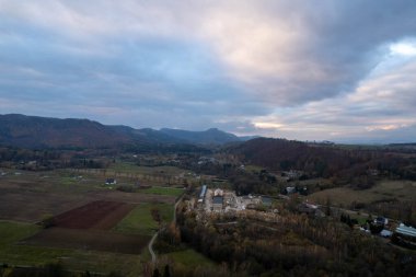 Güney Polonya manzarası, dağlar, sonbahar, gün, güneş, gökyüzü, bulutlar, Klodzka Havzası, dramatik ve görkemli manzara