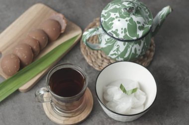 A traditional Indonesian dish, Bubur Merah Putih is made with boiled red rice, coconut milk, and sugar. Served with tea, this comforting dessert is a surefire crowd-pleaser. Closeup