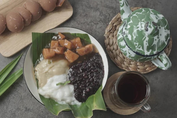 A traditional Indonesian dish, Bubur Merah Putih is made with boiled red rice, coconut milk, and sugar. Served with tea, this comforting dessert is a surefire crowd-pleaser.