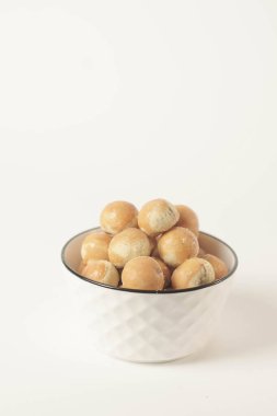 Kue nastar, bu altın-kahverengi ziyafet, tereyağlı iyilik ve keskin ananas reçeli karışımı ile dolu, nefis bir tat yaratmak için mükemmel dengelenmiş, karşı konulamaz bir lezzet.