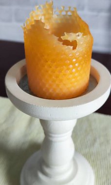 Beyaz bir şamdanda, yanmamış tek bir doğal mum vardır.