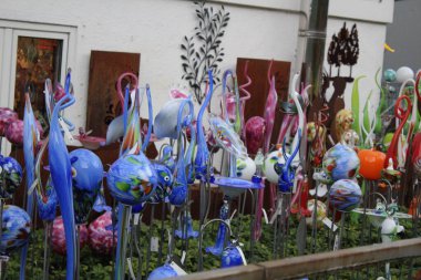 Mavi tonlarda muhteşem cam süslemeler.