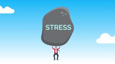 İş adamı büyük bir taş tutuyor, aşırı sorumluluk kavramından gelen baskı aşırı yük ve stres, iş sıkıntısından kaynaklanan endişe.