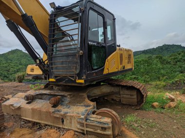 broken old excavator heavy equipment