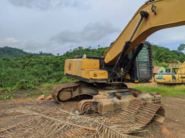 broken old excavator heavy equipment