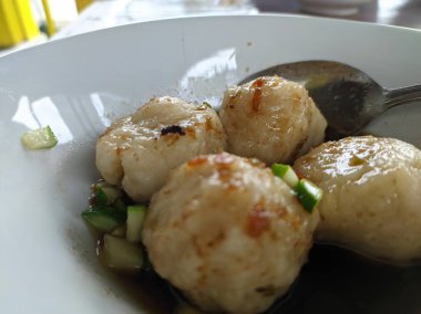 Bir kase Pempek, geleneksel Endonezya yemeği, yemeye hazır.