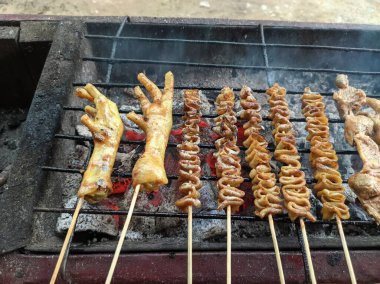 Izgarada Endonezya 'dan ızgara Angkringan menüsü.