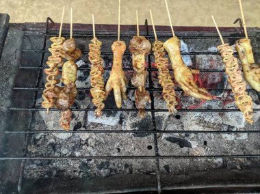 Izgarada Endonezya 'dan ızgara Angkringan menüsü.