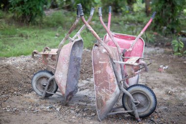 Genellikle inşaatçılar tarafından iş için kullanılan bir el arabası.