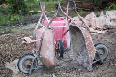 Genellikle inşaatçılar tarafından iş için kullanılan bir el arabası.