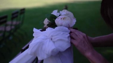 Decorating the wedding scene with white flowers