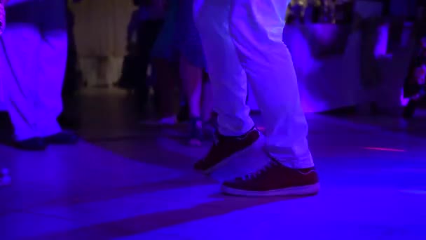 結婚式で踊る人々の足 — ストック動画