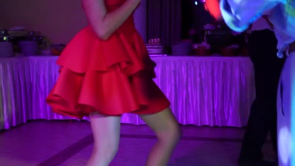 Девушка Красном Платье Танцует Свадьбе — стоковое видео