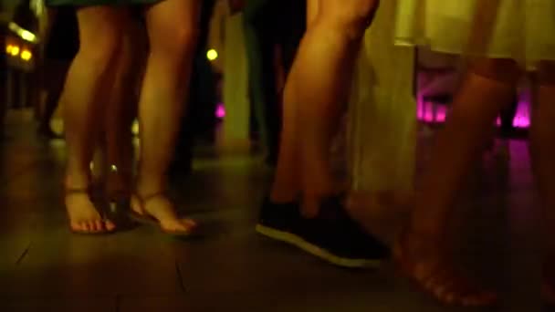 Танцующие Ноги Вечеринке Образуя Поезд — стоковое видео