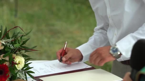 Groom Signant Contrat Mariage — Video