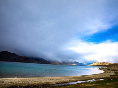 Ladakh himalayas 'ta Pangong Gölü' nde güzel bir manzara.