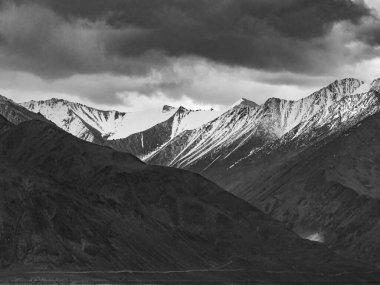 Hindistan 'ın ladakh bölgesindeki Himalaya kar dağının manzarası