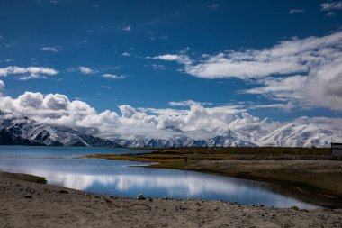 Himalayalar 'daki Pangong Gölü' nün bulutları çok güzel.