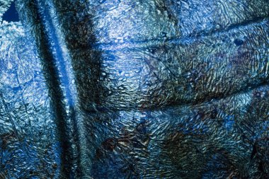 Fotoğrafta parlak mavi bir arkaplan görebilirsiniz yaprak şekilli rahatlama ve eğim tonları ile.