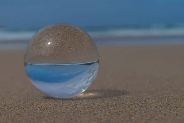 在照片中 你可以看到沙滩上的水晶球 也可以看到大海 海浪和天空 — 图库照片
