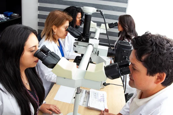 Gruppe Von Pathologen Die Gewebeproben Von Patienten Mit Einem Mehrkopfmikroskop — Stockfoto