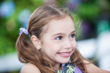 Güzel 6 yaşındaki sarışın kız açık havada