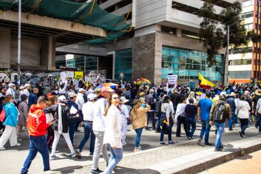 Bogotta, Kolombiya - 26 Eylül 2022. Gustavo Petro hükümetine karşı Bogota Kolombiya 'da barışçıl protesto yürüyüşleri. Yeni Kolombiya hükümetinin yasa reformlarına karşı yürüdü.