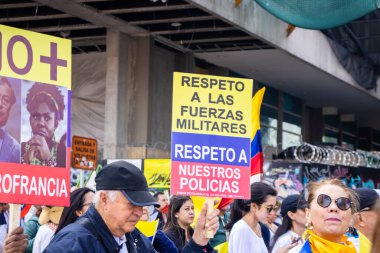 Bogotta, Kolombiya - 26 Eylül 2022. Gustavo Petro hükümetine karşı Bogota Kolombiya 'da barışçıl protesto yürüyüşleri. Yeni Kolombiya hükümetinin yasa reformlarına karşı yürüdü.